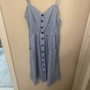 Size M but can fit small! Never worn!!!